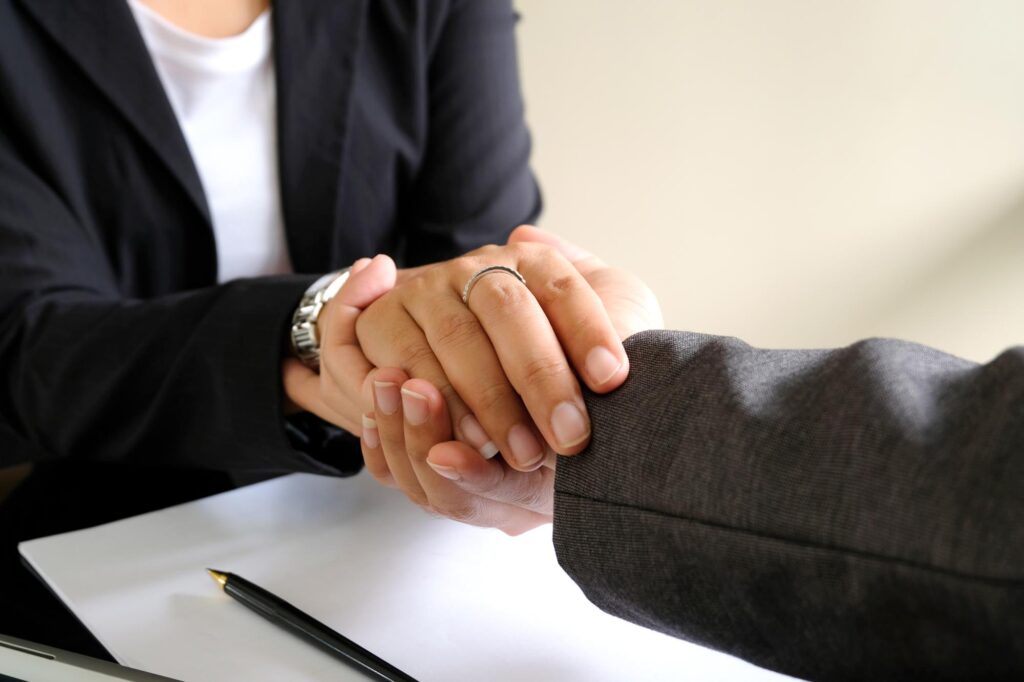 Collaborate with business partners to trust business partners, relationships to achieve trade and investment goals in the future.